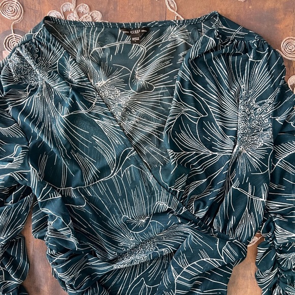 Guess sz L, green floral blouse with Ruching on the sides and the sleeves. - Picture 9 of 10
